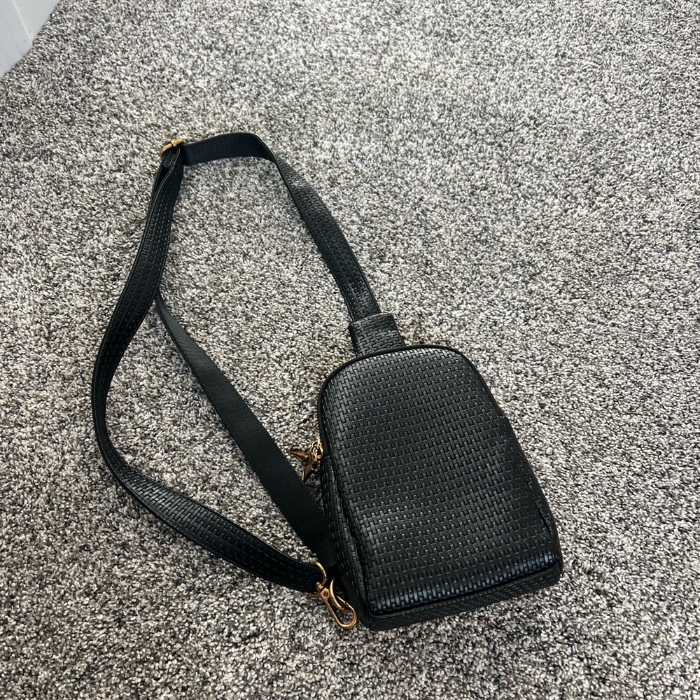 BLACK FAUX LEATHER CROSSBODY BAG